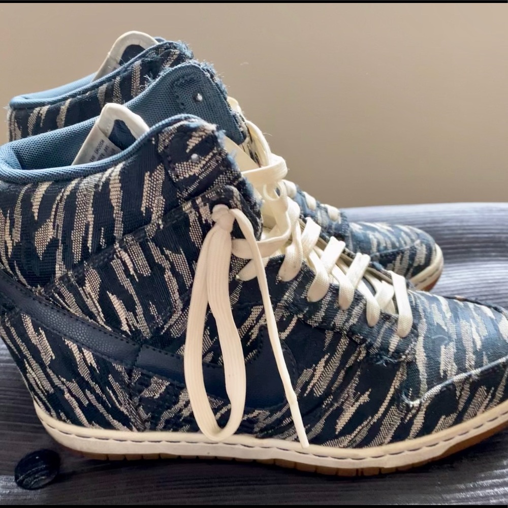 Nike 9.5 wedge sneaker